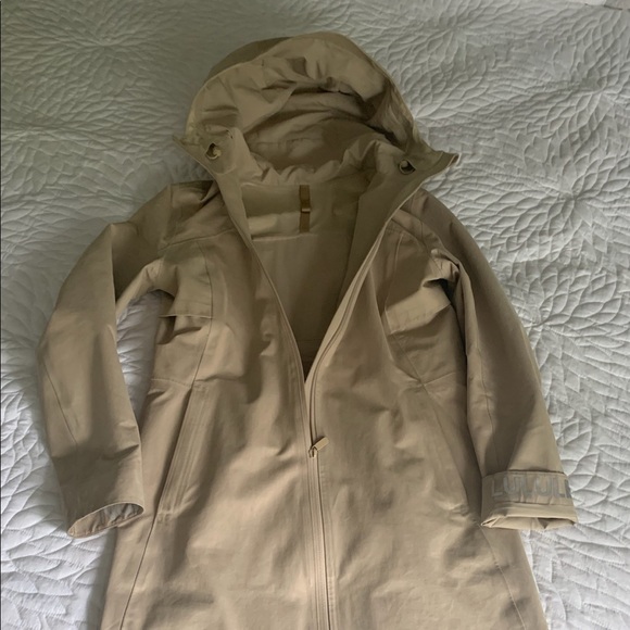 Lululemon Rain Rebel jacket Size 2 - Picture 1 of 3